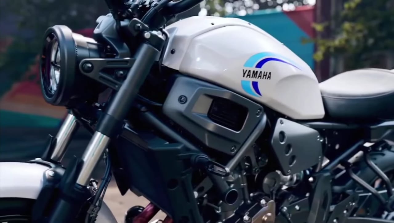 Yamaha RD 350: A Legend Reborn with Retro-Modern Excellence